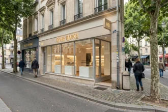 Devanture d'une boutique d'opticien dans une rue commerçante du Val-de-Marne