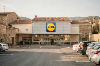 Façade d'un supermarché Lidl avec signalétique jaune et rouge dans un environnement méditerranéen
